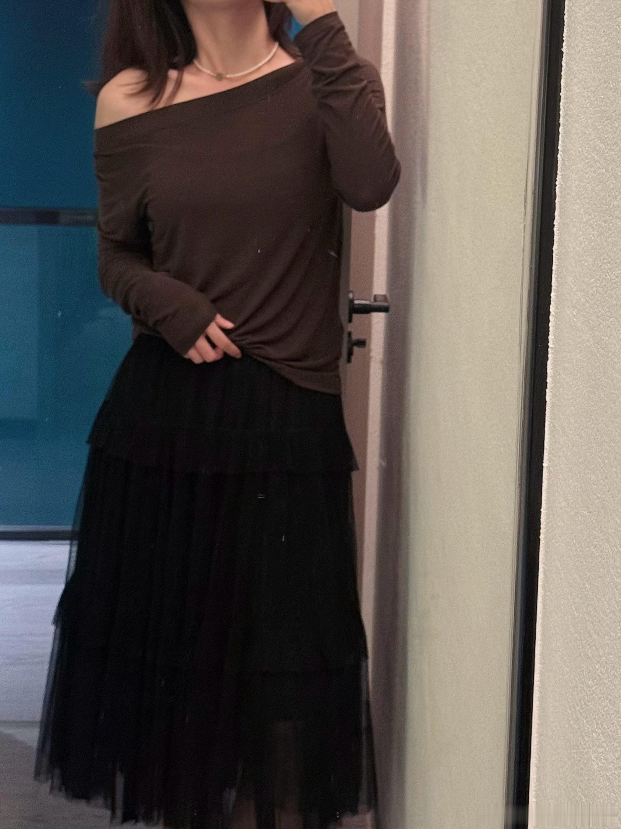 昨天绵绵在群里问这件衣服，正好我买了挺好穿的，面料是滑溜的空调房里适合，我这边最