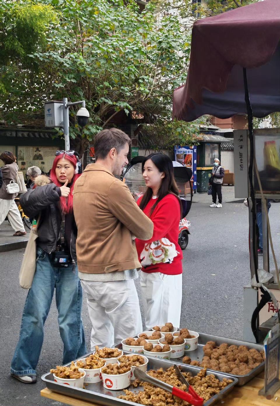 高圆圆 综艺替身成都玉林菜市场的综艺拍摄现场，一名与高圆圆同款造型的工作人员被目