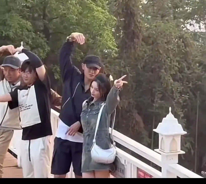 #黄子韬吃徐艺洋男粉的醋#近期，黄子韬和旗下艺人徐艺洋在云南拍综艺，引得大批粉丝
