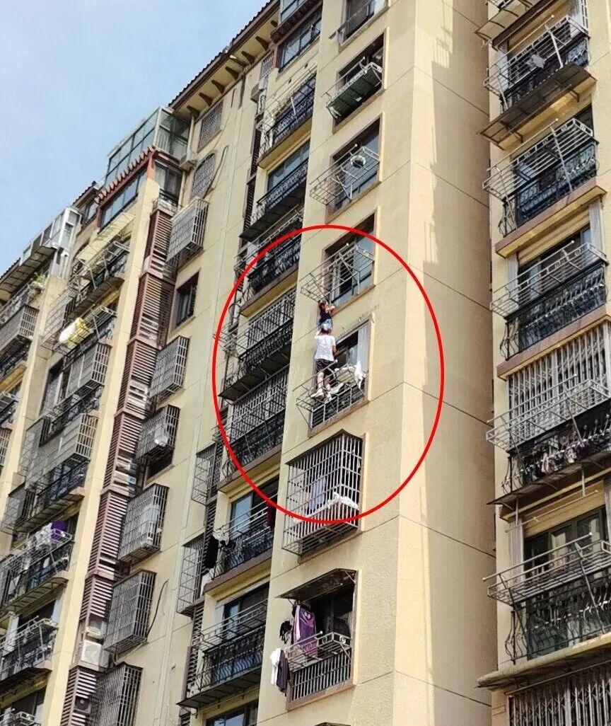 宁波天鹅湾小区高空托举救人！
 
 浙江宁波天鹅湾小区，一名5岁女童爬出6楼窗外