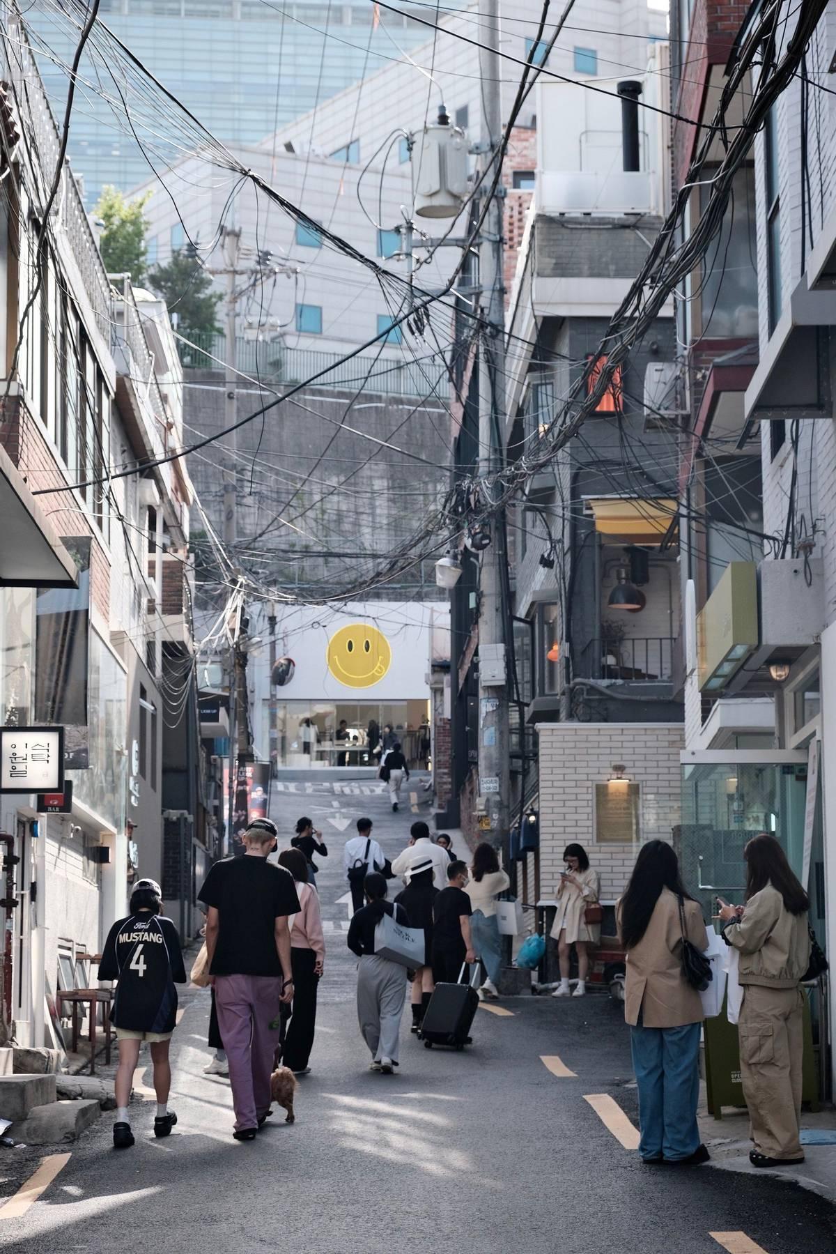 跟大家说个韩国的大事，也是件新鲜事——韩国生孩子的人，连续两年变多了！

据5月