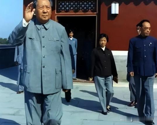 贺晓秋曾两次救下毛主席，建国后其子上北京被毛主席接见，主席说道：我给你两个特权！