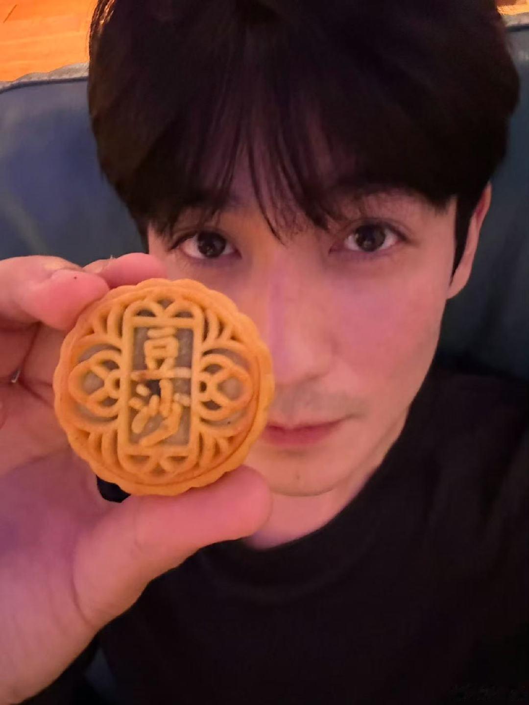 朱一龙晒月饼自拍朱一龙祝大家中秋节快乐朱一龙来中秋营业啦 ​​​
