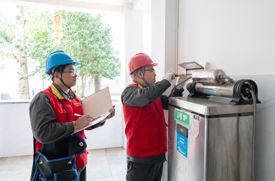 浙江安吉：电力安全巡线忙 寒潮未至“电已暖”