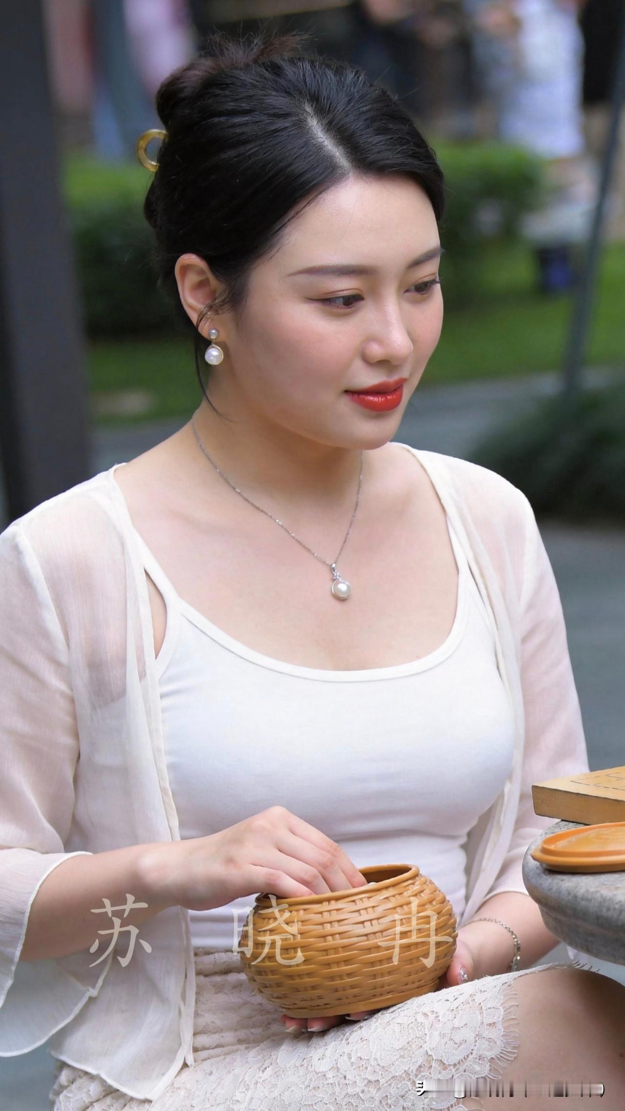 弈趣

庭院石桌铺开棋盘，母女二人对坐弈棋。黑白棋子错落，没有输赢的焦灼，只有慢