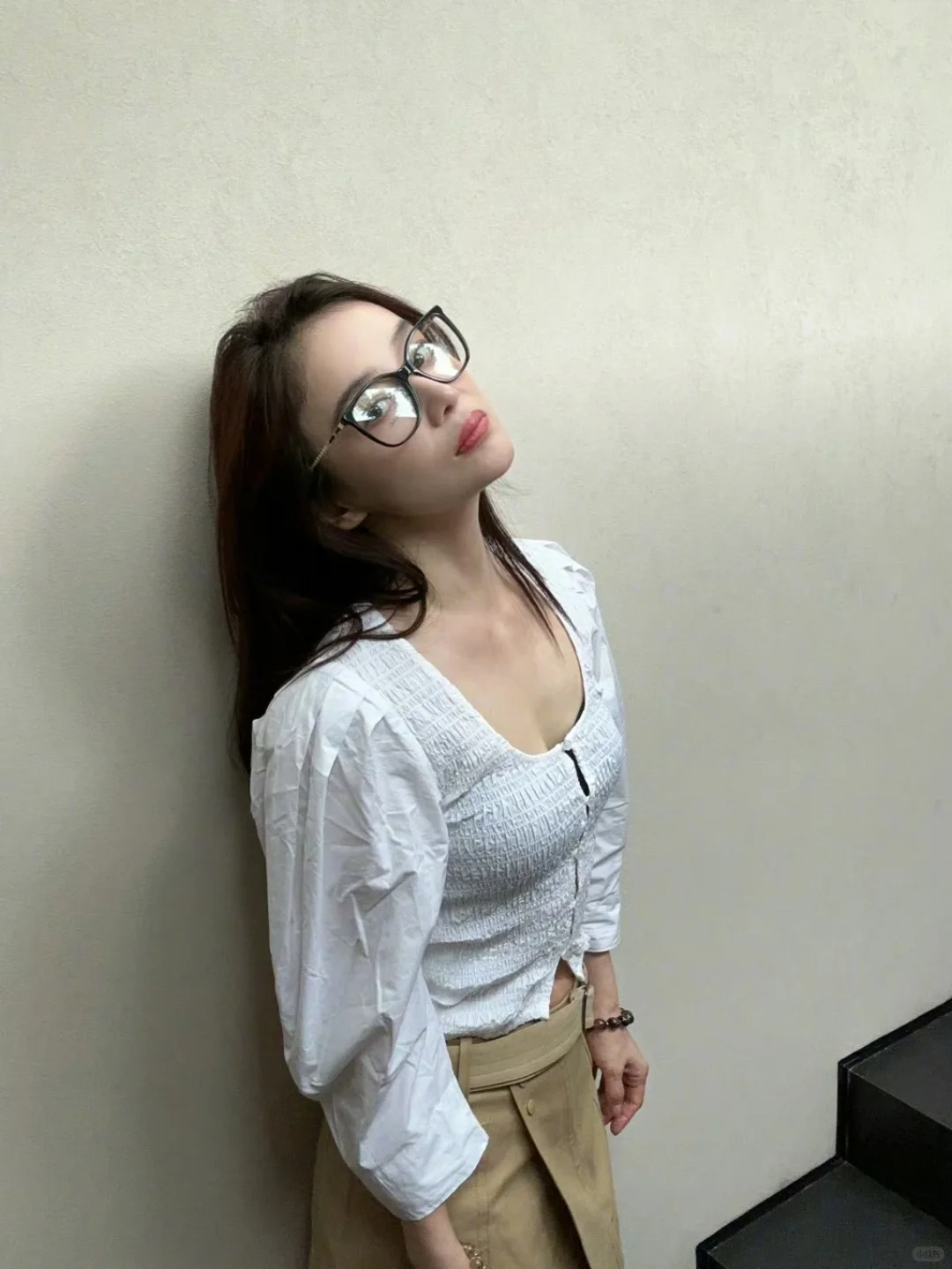 袁姗姗这身打扮也太绝了吧？青春活力与熟女韵味并存，简约时尚中透露着知性...