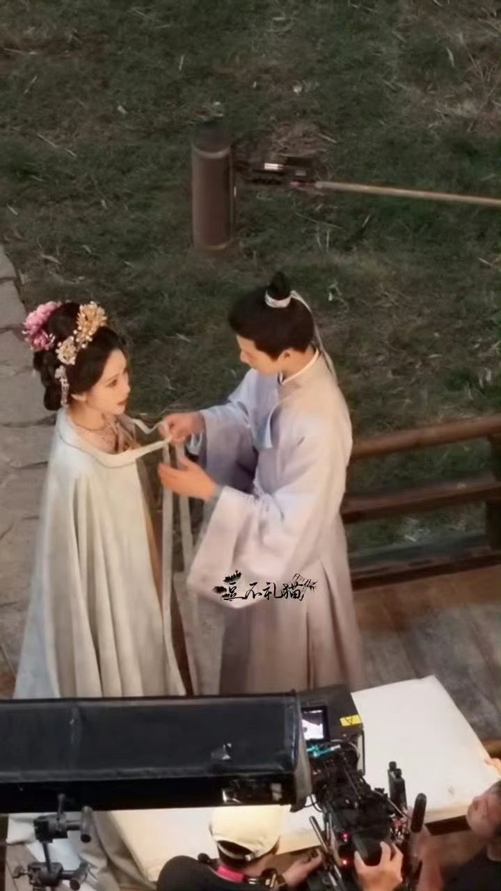 李昀锐帮孟子义系披风路透  这个尚公主大事很妙哇！期待孟子义李昀锐！！磕死我了[