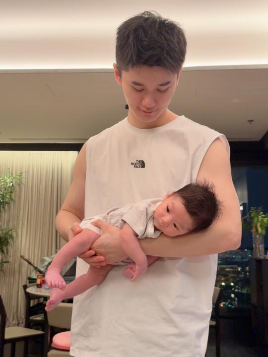 98年新手爸爸带娃日常～飞机抱拿捏！