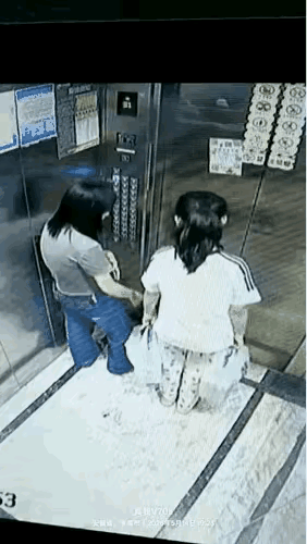 “这个女人是怎么想的，干坏事还要把孩子拉上？”安徽一对母女在小区搭电梯回家，电梯