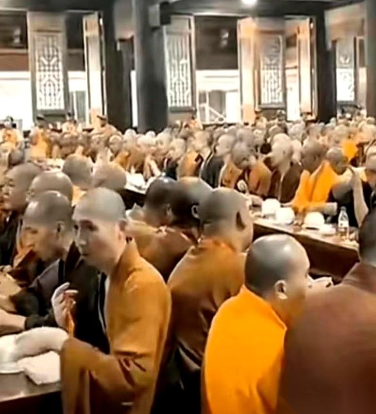 很多人以为，古代的和尚就是敲敲木鱼，等着香客上供。
但唐朝有个老规矩，叫“一日不