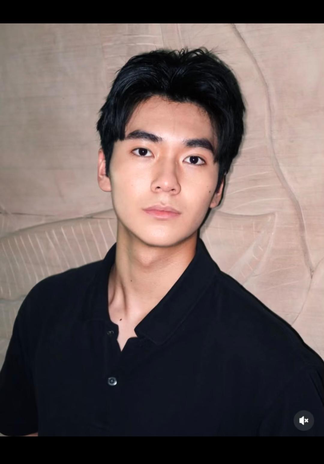 只能说这个孩子命也不好吧！
长的这么好看，如果他二姨妈还活着怎么着也得想方设法让