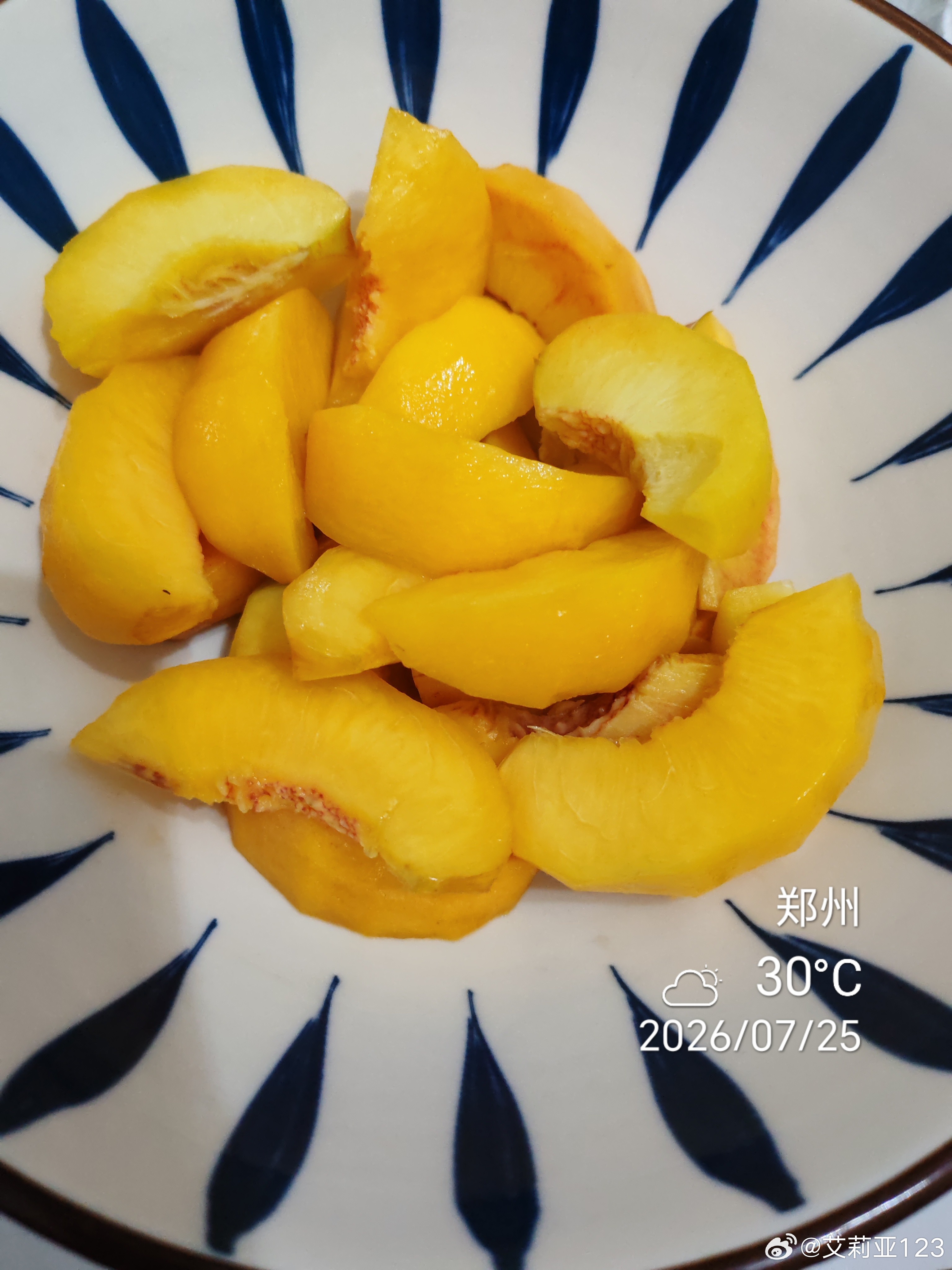 小律师做美食 黄桃罐头看着挺好的桃子，有的挺甜，有的特别酸，我是吃不了酸的，那咋