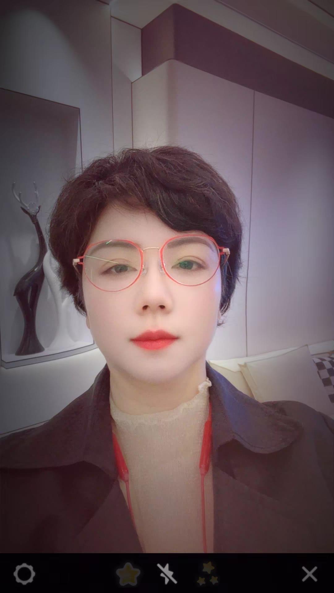 短发女生 上热搜 戴眼镜 穿着得体是一种生活态度 今日热点