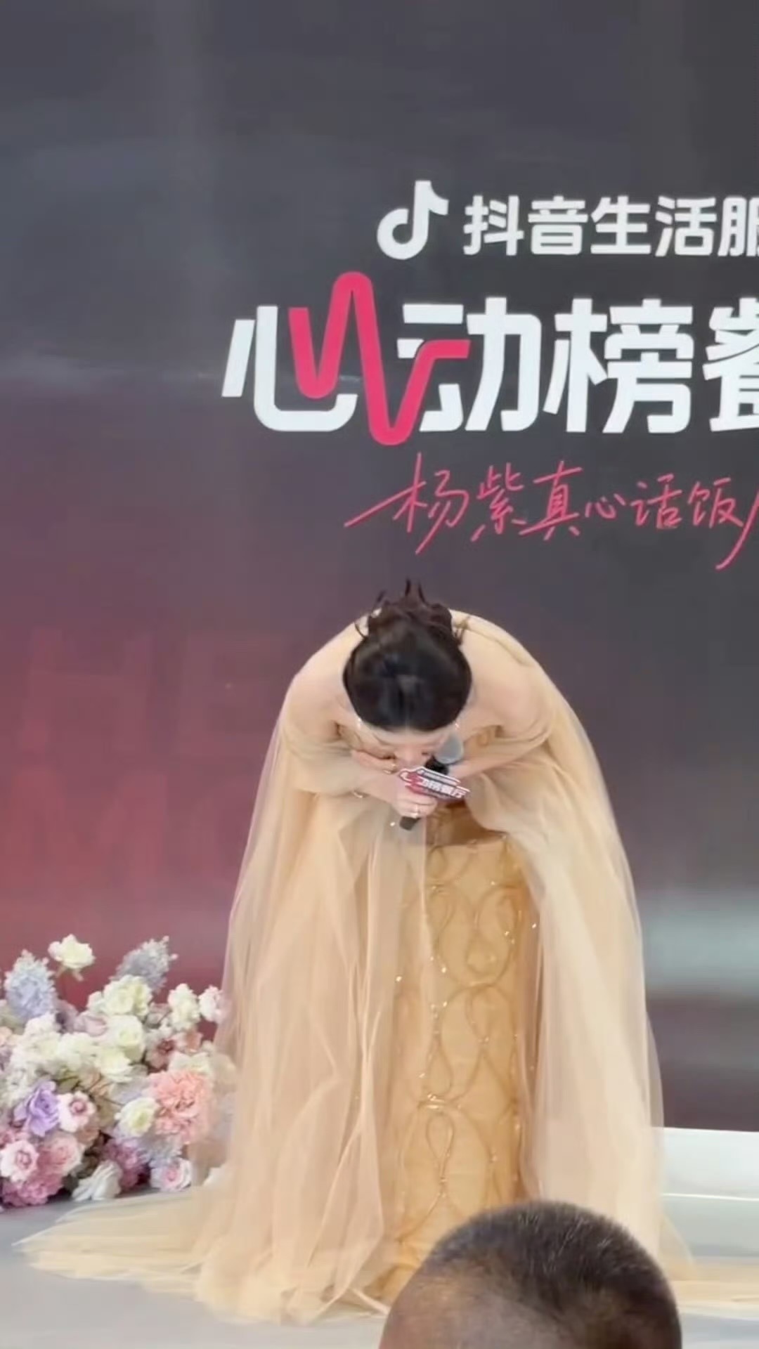 我双担真的都是很好很有礼貌很尊重观众粉丝的优秀演员啊！！！今日份都鞠躬🈶邓为杨