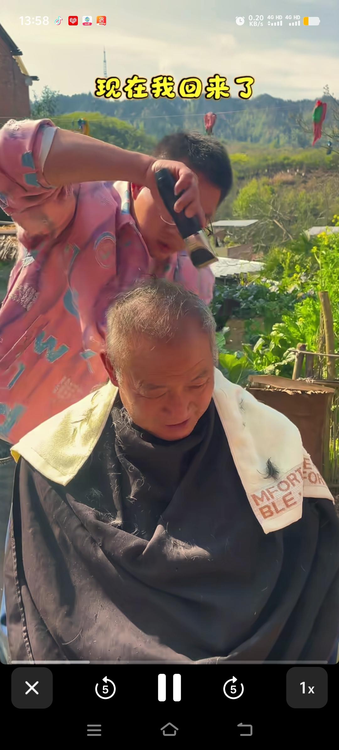 胡龙是个回来报恩的孩子。找到家后，他围着爸爸妈妈忙个不停，洗衣做饭不在话下，下地