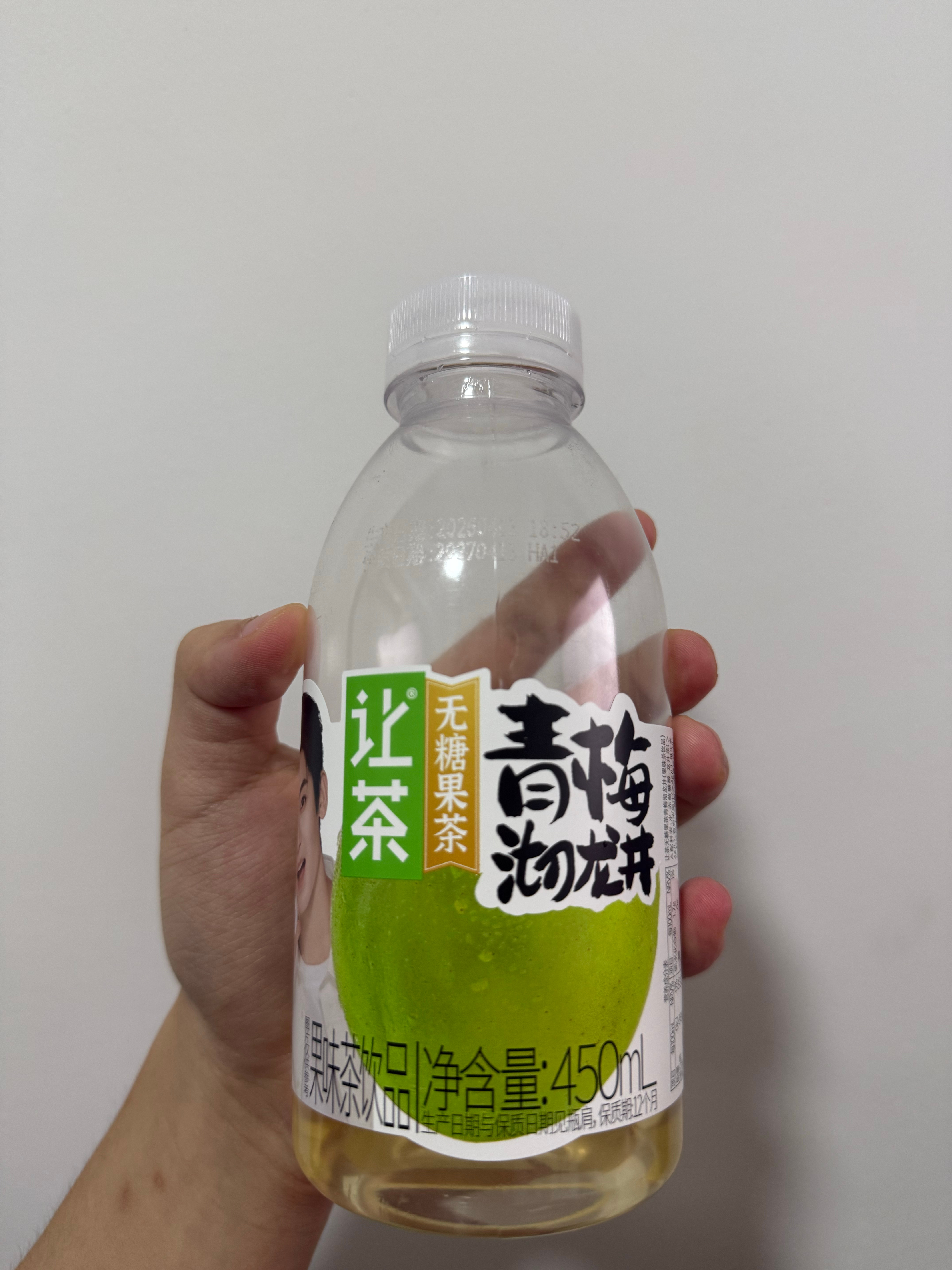 听家人们推荐囤货的时候买了瓶这个，常温的尝了下好喜欢而且才三块钱一瓶 