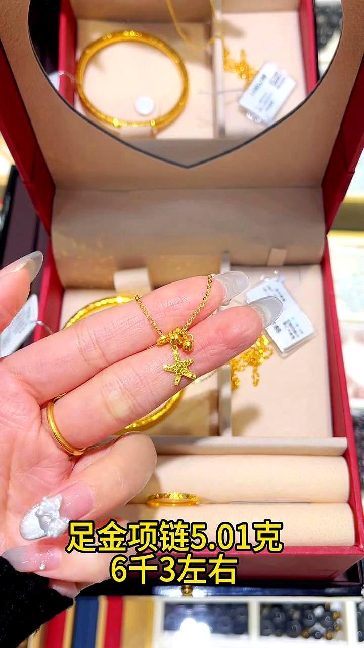 一万九买完三金拿回家，我爸妈一句话没说。
 
你揣着一万九的预算，冲进金店。手镯