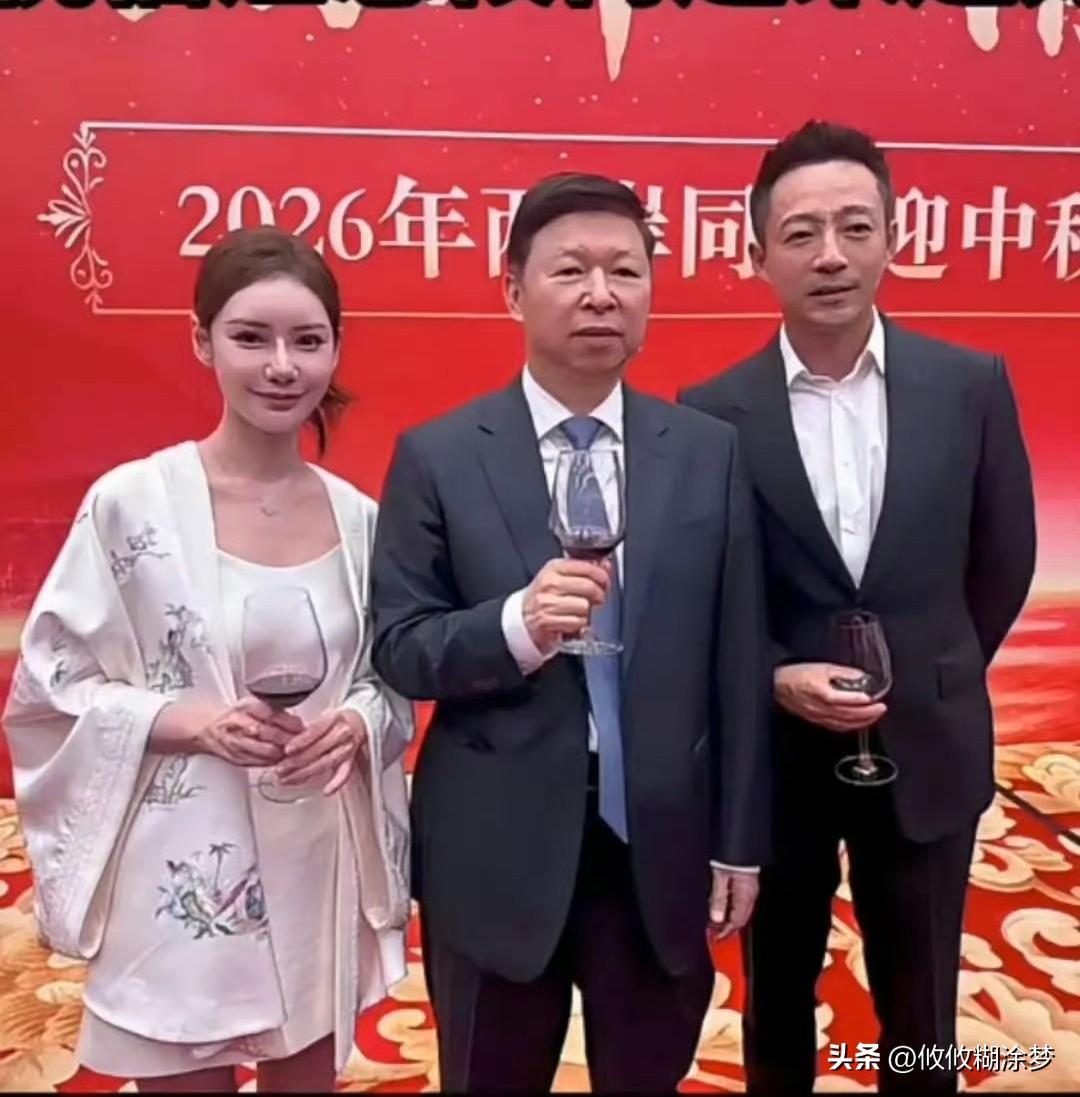 小菲 筱梅夫妇一起，
参加北京海峡两岸同胞联谊会，
小两口事业家庭越来越好了！