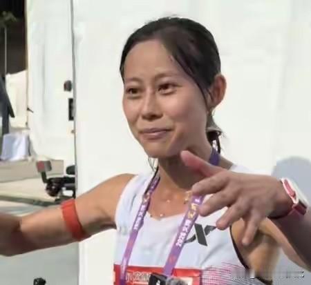 1小时10分39秒定州半马夺冠！三周三冠+定州5万奖，朱卿太牛了。