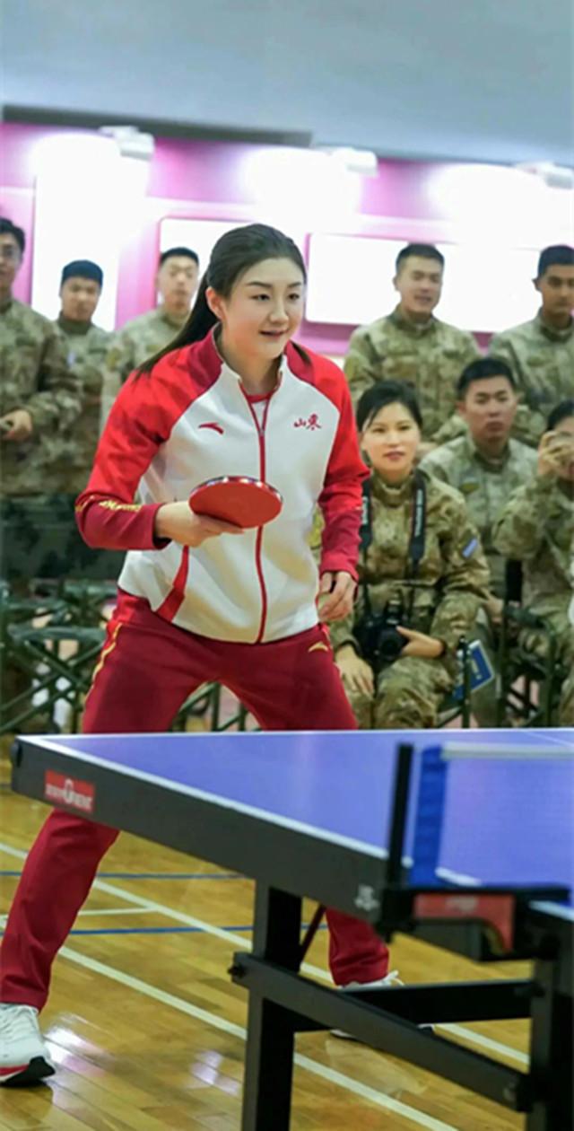 陈梦与“最可爱的人”切磋乒乓球[心]

近日，奥运冠军陈梦以交流嘉宾的身份，跟随