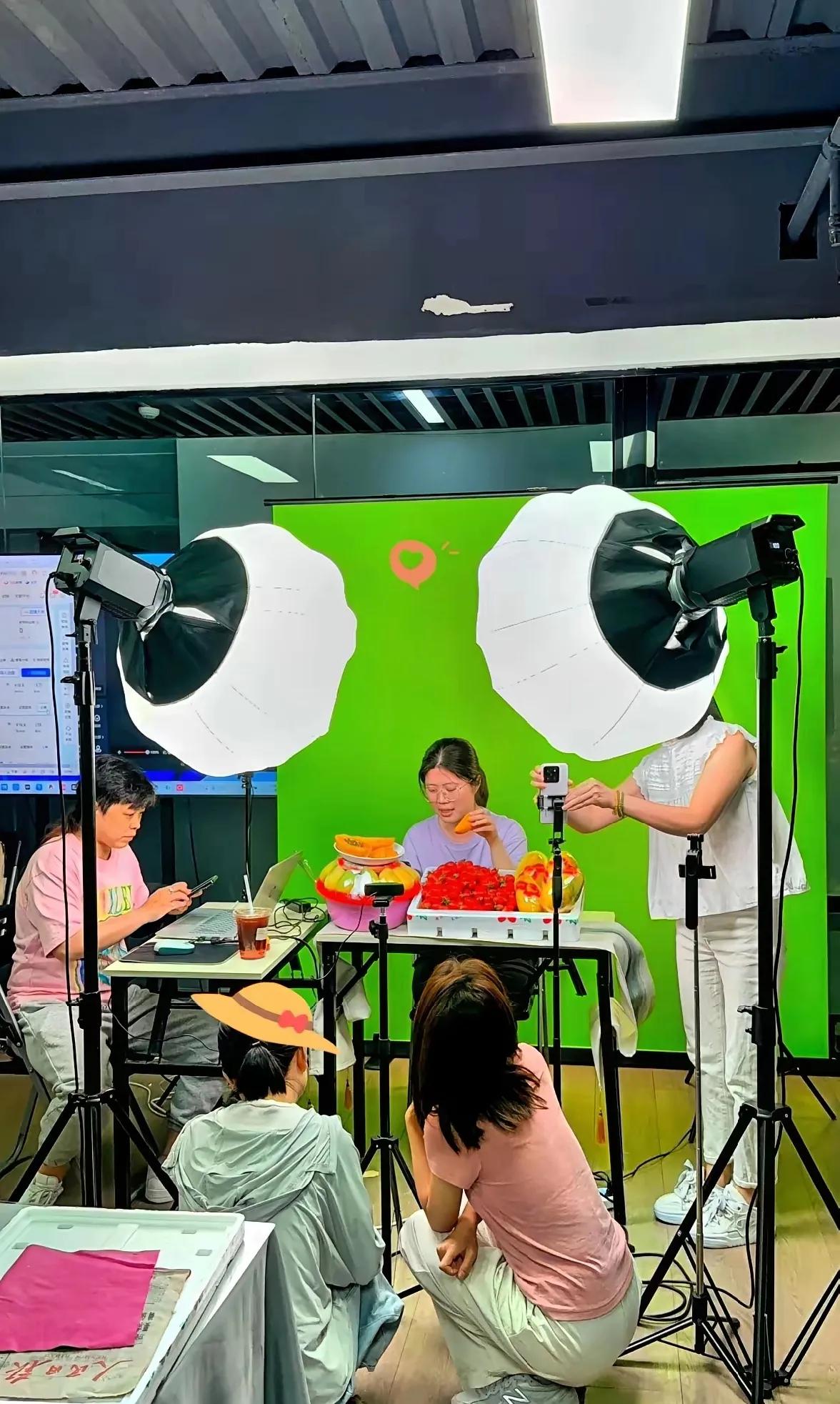 闫某的相关事件曝光后，明星直播间“割韭菜”的遮羞布被彻底扯下，如今明星直播带货中