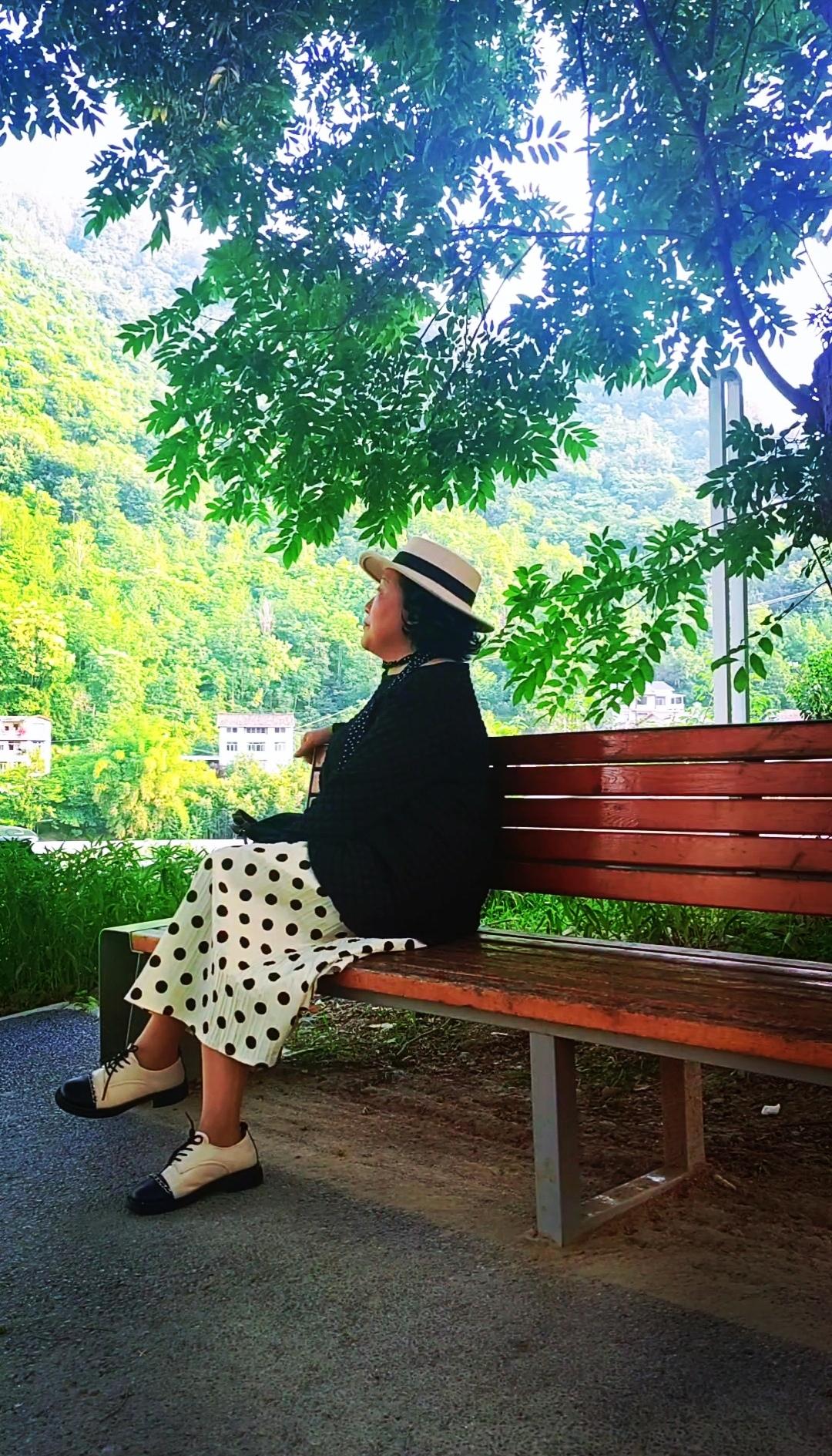 不管是女人还是男人
到了中年
好像夫妻之间的感情
冷若冰霜
各玩各的
不聊天
不
