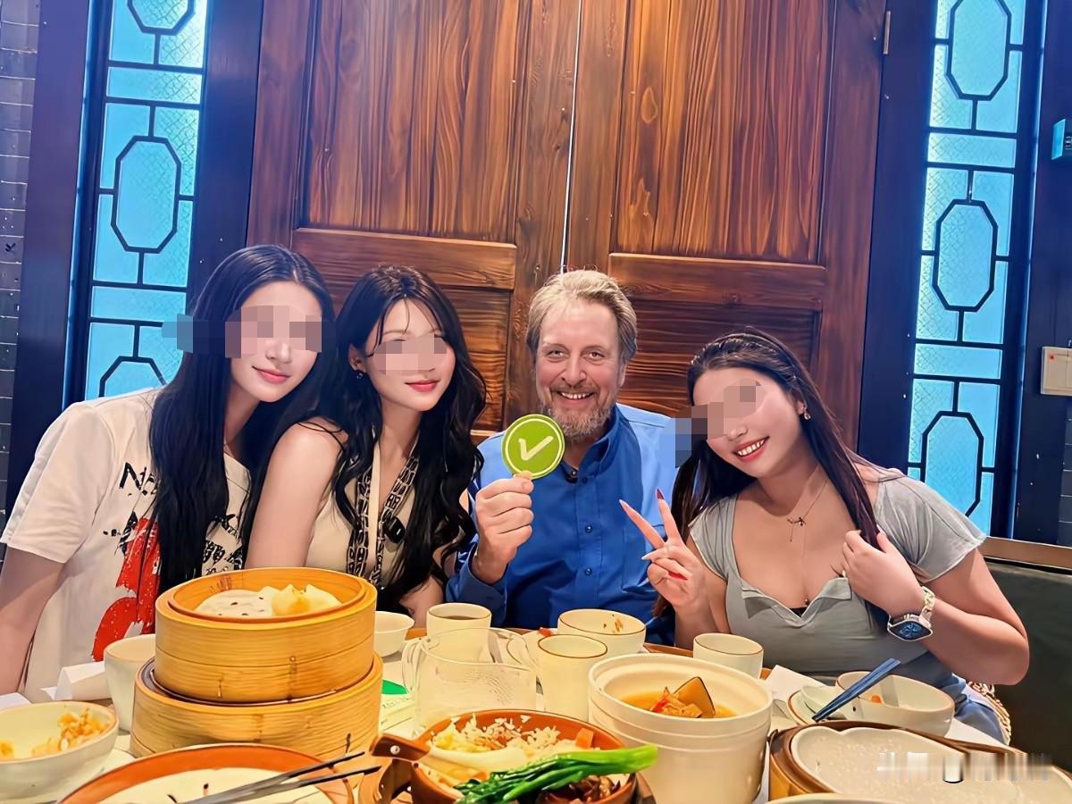 唉！真的不建议这种渣人在中国混。这个马斯克的爸爸，黑历史让人触目惊心。
这里不详