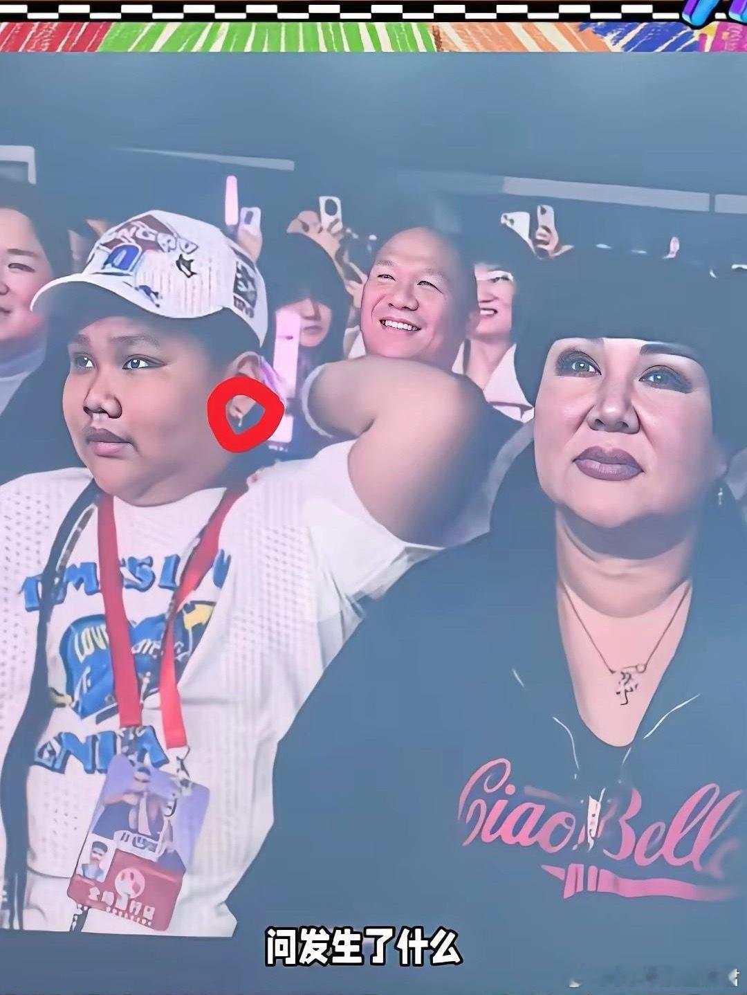 郭德纲的“严家教”怕不是吹出来的吧！十岁的郭汾阳还是个小学生呢，居然都打了耳洞戴