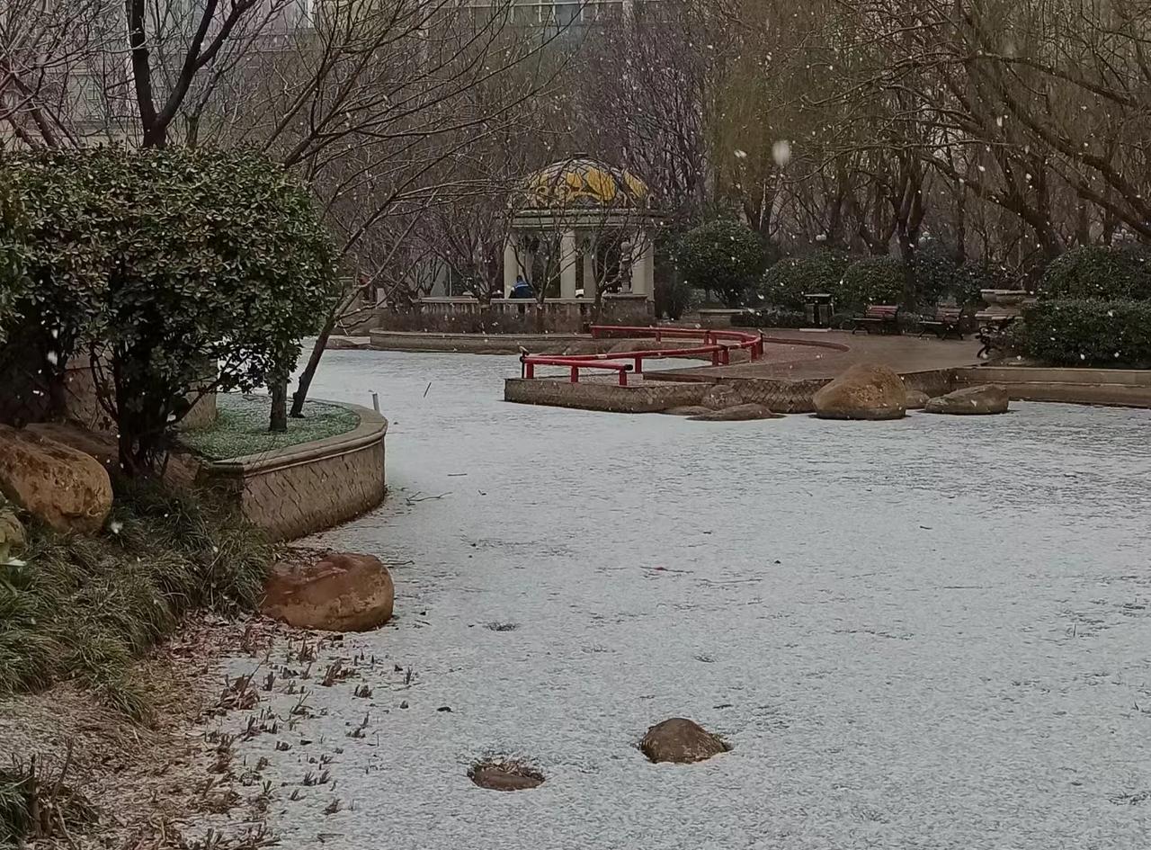 飘飘瑞雪呈佳景；
凛凛神龙送福来。