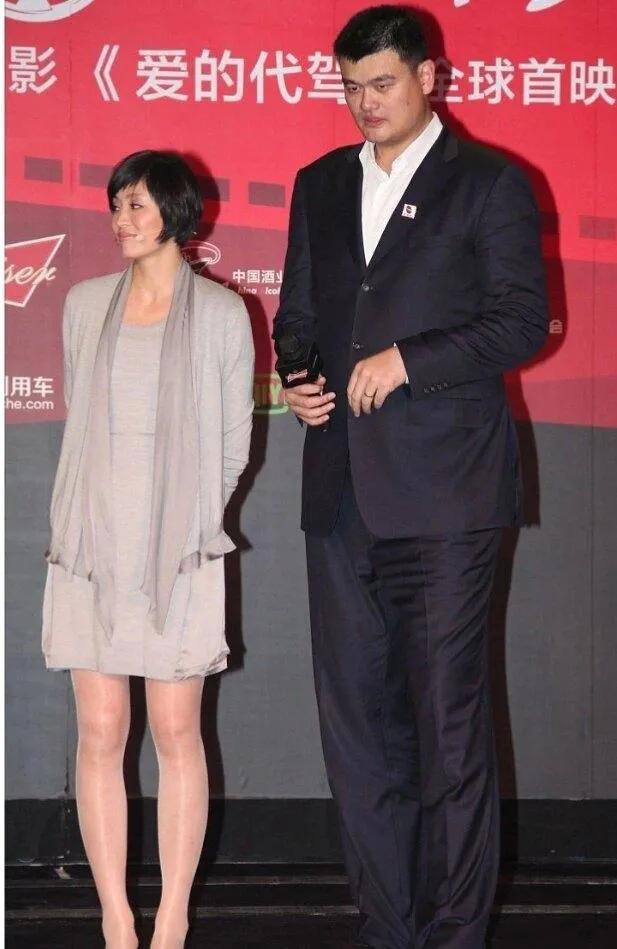 姚明和叶莉，作为运动员夫妇，其生活注定不同寻常。姚明的身高达到2米26，而体重也