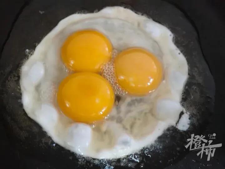 女子做早饭发现罕见一幕，直呼“像中了彩票”，72岁的婆婆说一辈子没见过，有资料称