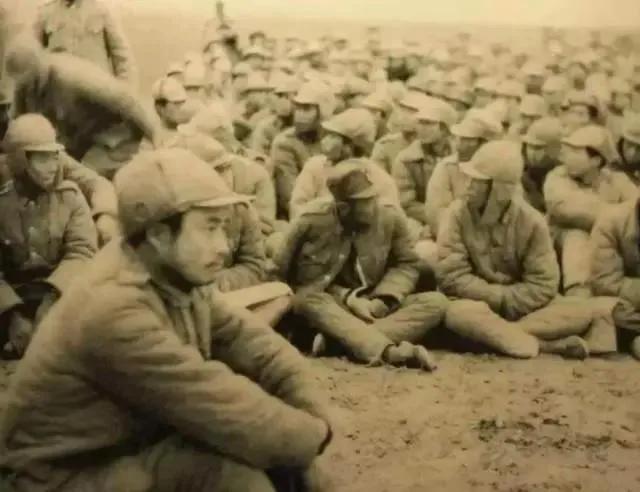 淮海战役结束时，解放军在逃跑的国军士兵里抓获了黄维。黄维见自己身份没有暴露，想蒙