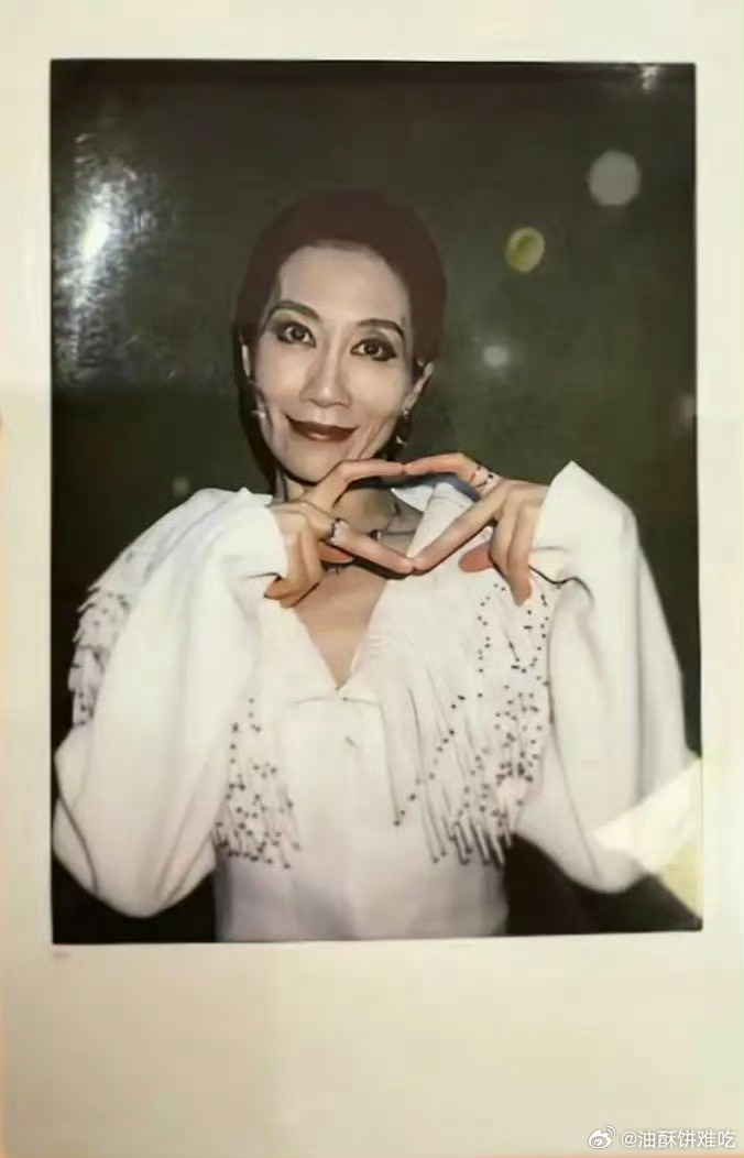 芒果拍的温峥嵘这要是有拍立得广告商赞助完全可以找芒果索赔了 
