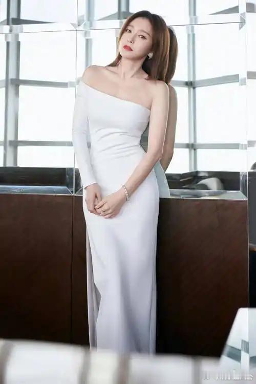 秦岚确实美得耀眼，气质绝佳 