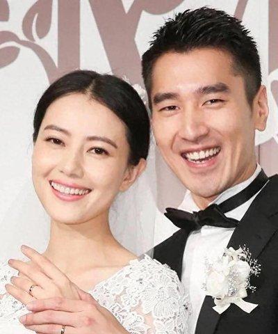 2005年，26岁的高圆圆公开主动表露结婚意愿，含蓄向相恋多年的张亚东求婚，却被