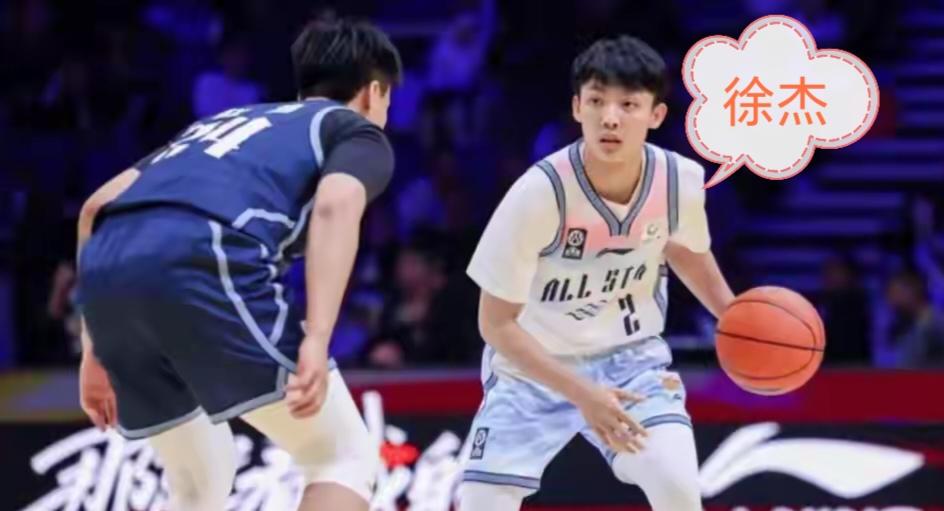 徐杰在CBA将不断突破记录，在中国男篮小个子组织控卫中最为全能型！
      