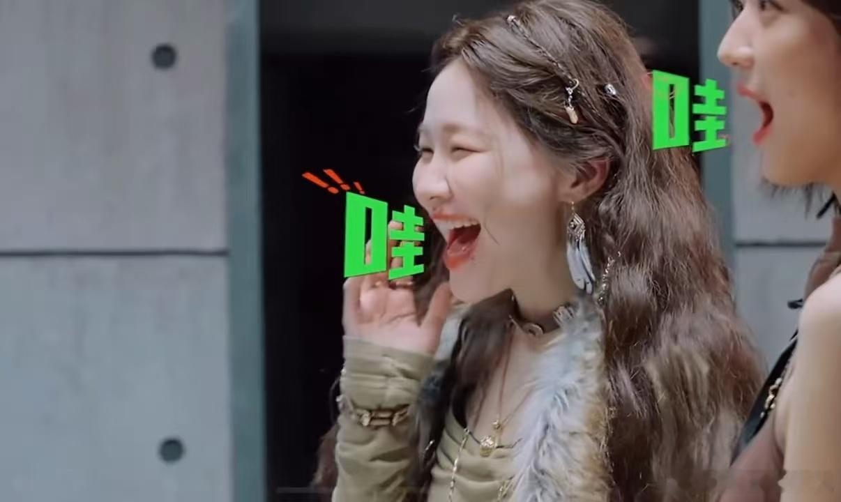 金靖孙千看见丁程鑫脱衣漏臂反应 丁程鑫脱衣露臂杀，金靖孙千的反应就是普通女生的真