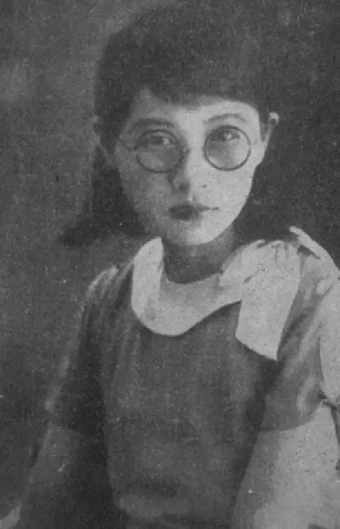 1909年白薇16岁被丈夫用板凳砸断脊背，婆婆扑上来咬断她的脚筋。她拖着一身血爬