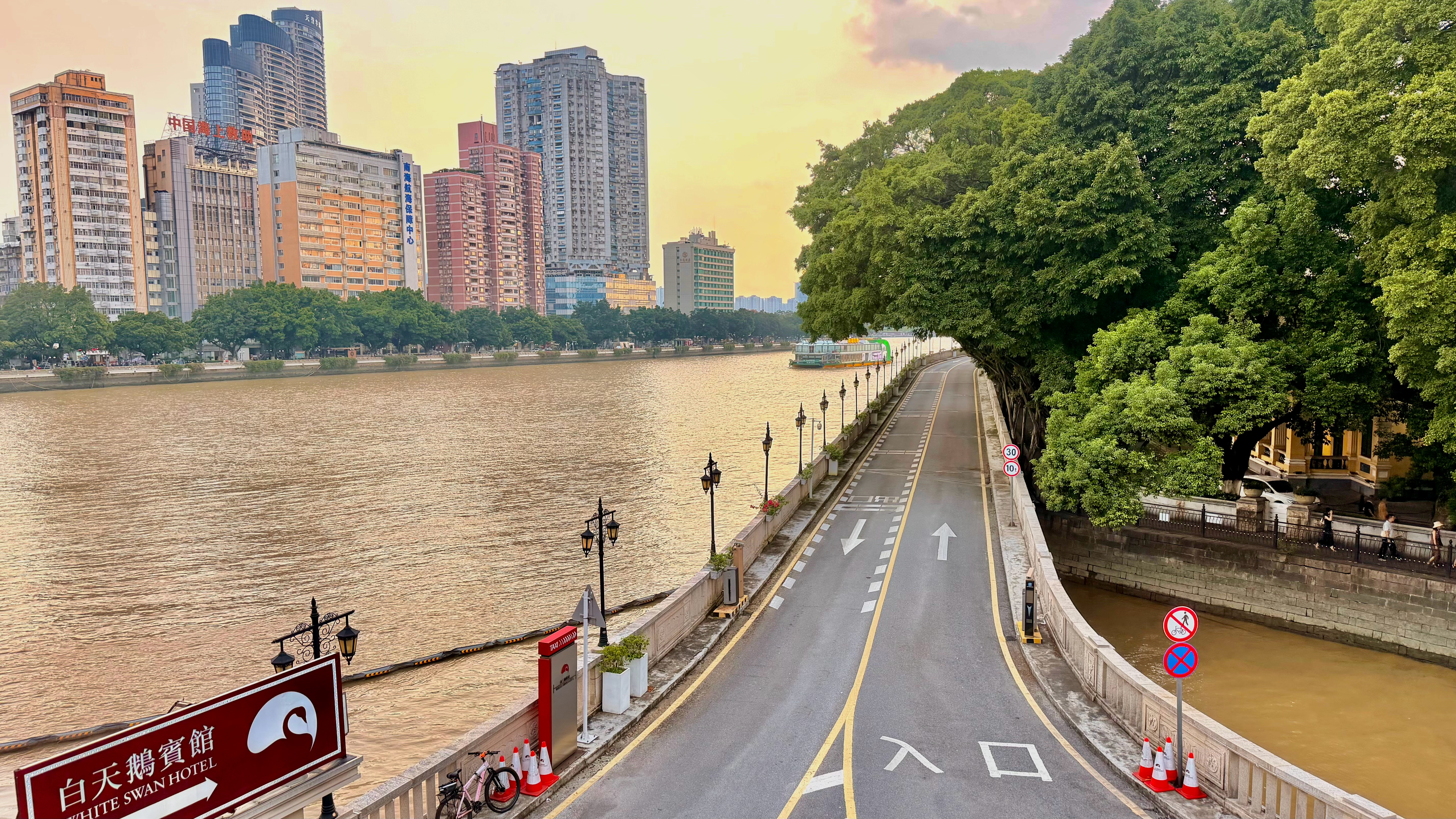 又来打卡著名沙面景点 爱心树一棵 小不知道什么鸟在水里一只 经典机位一个 仰头教