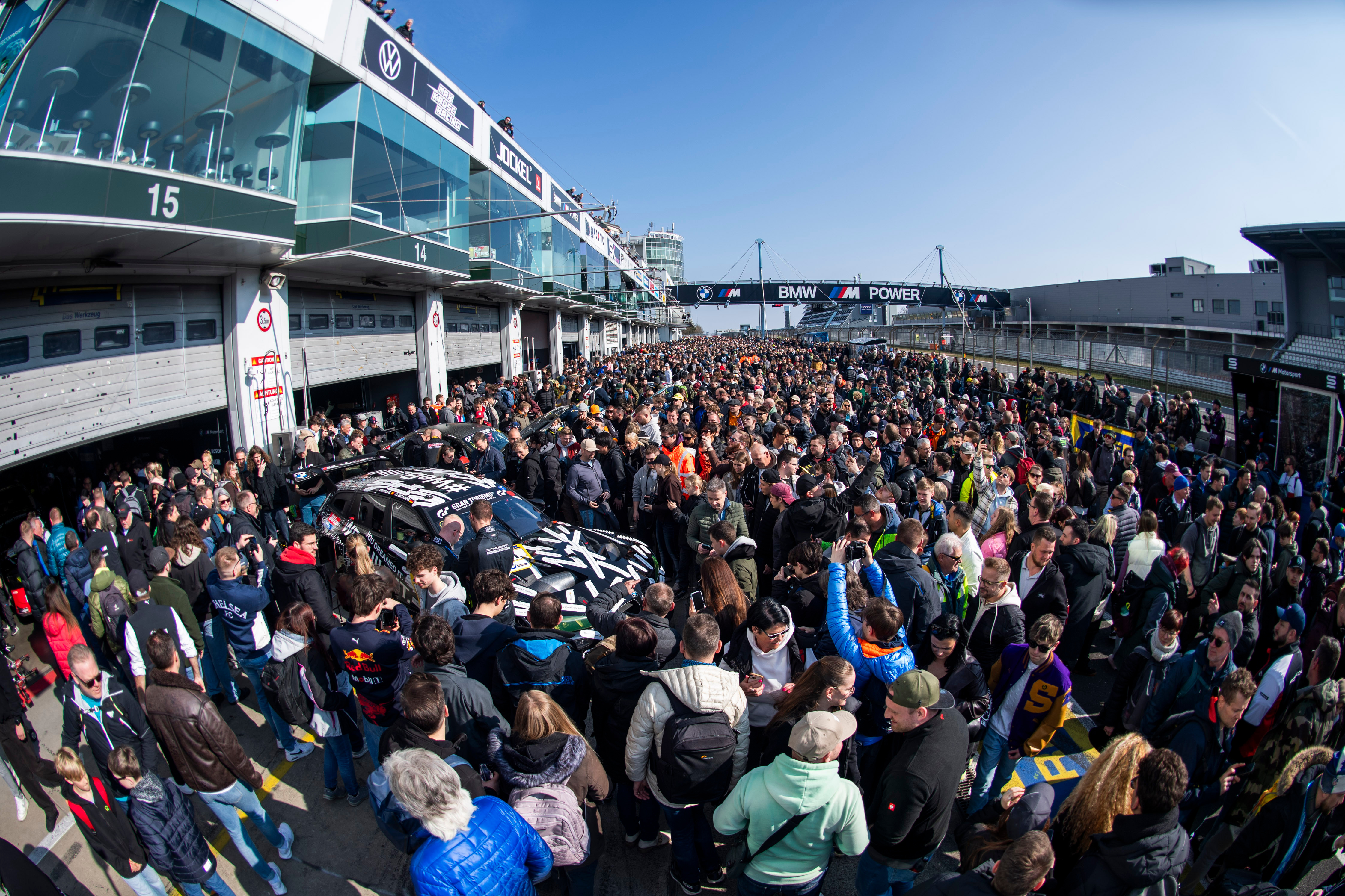 当愚人节的玩笑成真，宝马用M3旅行车做了台赛车，跑完了纽博格林4小时耐力赛，以全