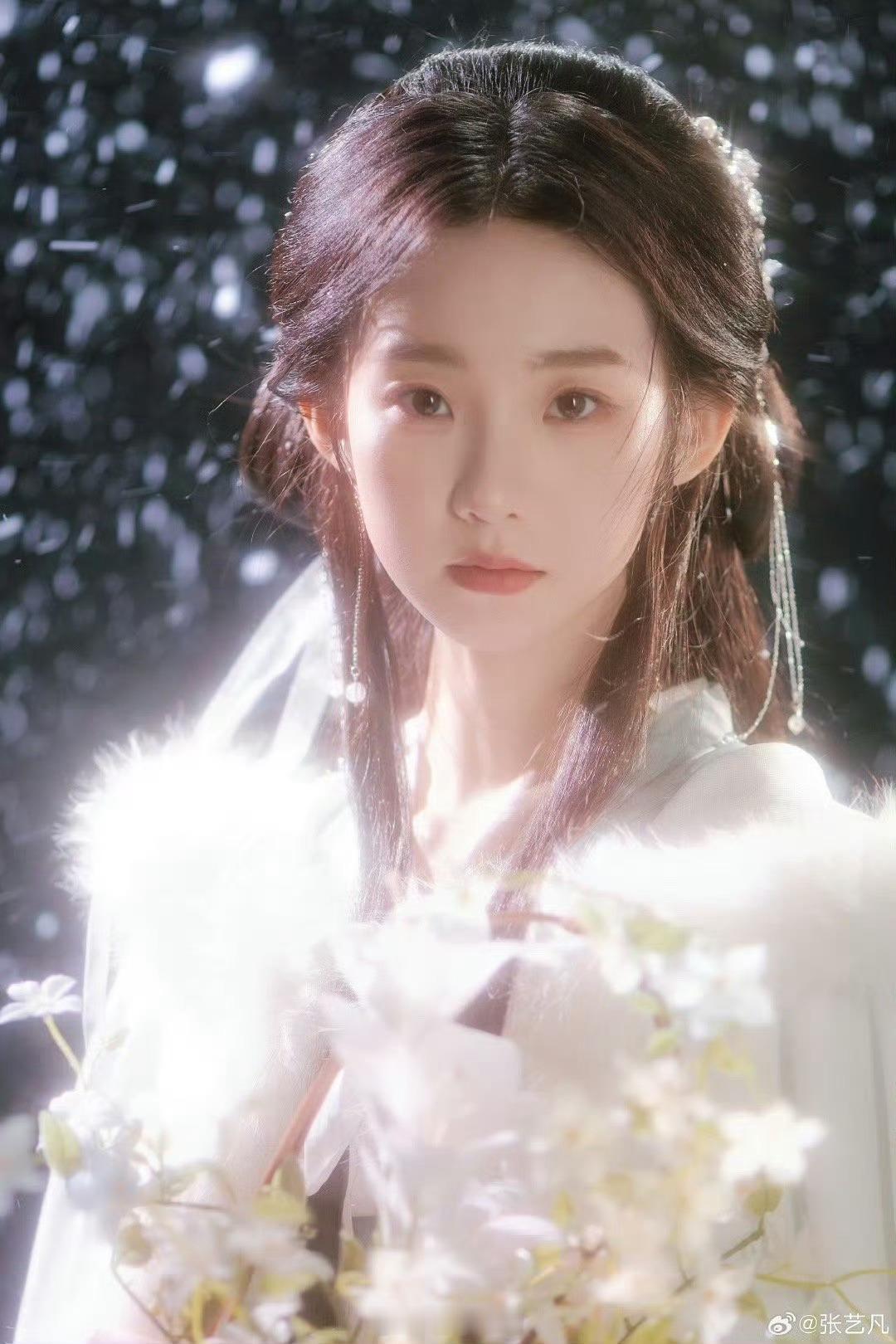 张艺凡  今日份是25岁的张艺凡啦！ 