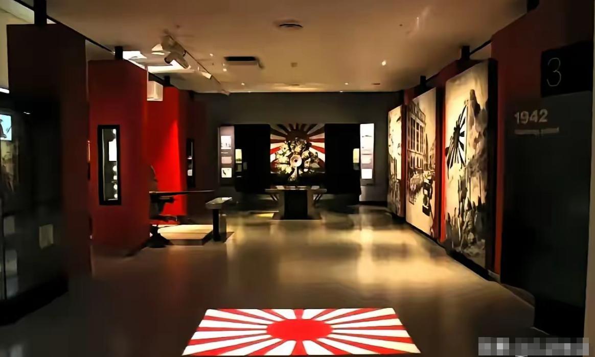 澳大利亚抗战博物馆，把日本国旗作为入口门垫，要求每一个参观者必须在上面踩30秒，