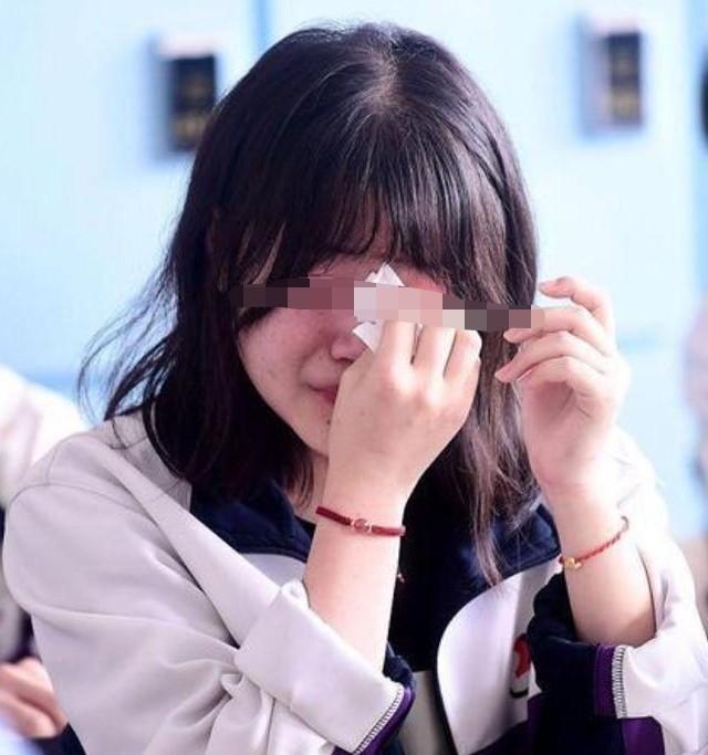 高三班主任骂学生“  ”，

高考前夜家长群炸锅，档案真能说退就退？

最近衡阳