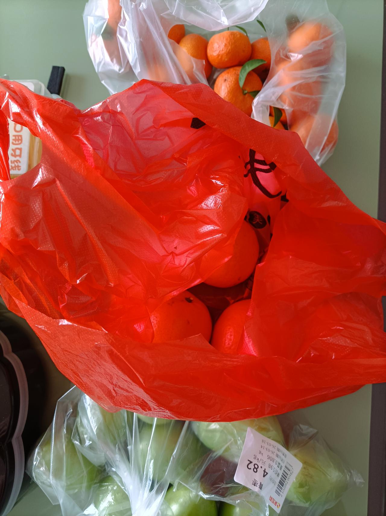 今日开销记账今日周日，除了买菜外，多买了点水果，比往日多花了20元钱！