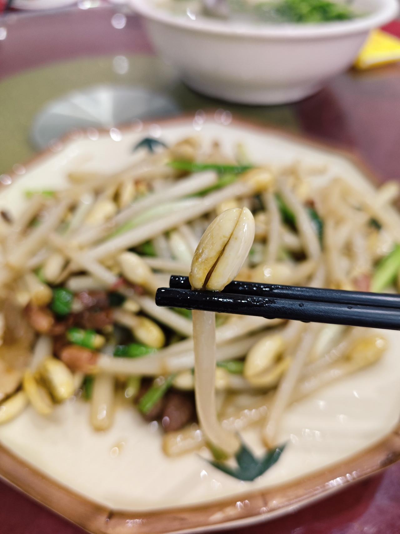 花生吃得多了，花生芽还是第一次吃。做法是五花肉炒花生芽，五花肉猪油的香味加上花生
