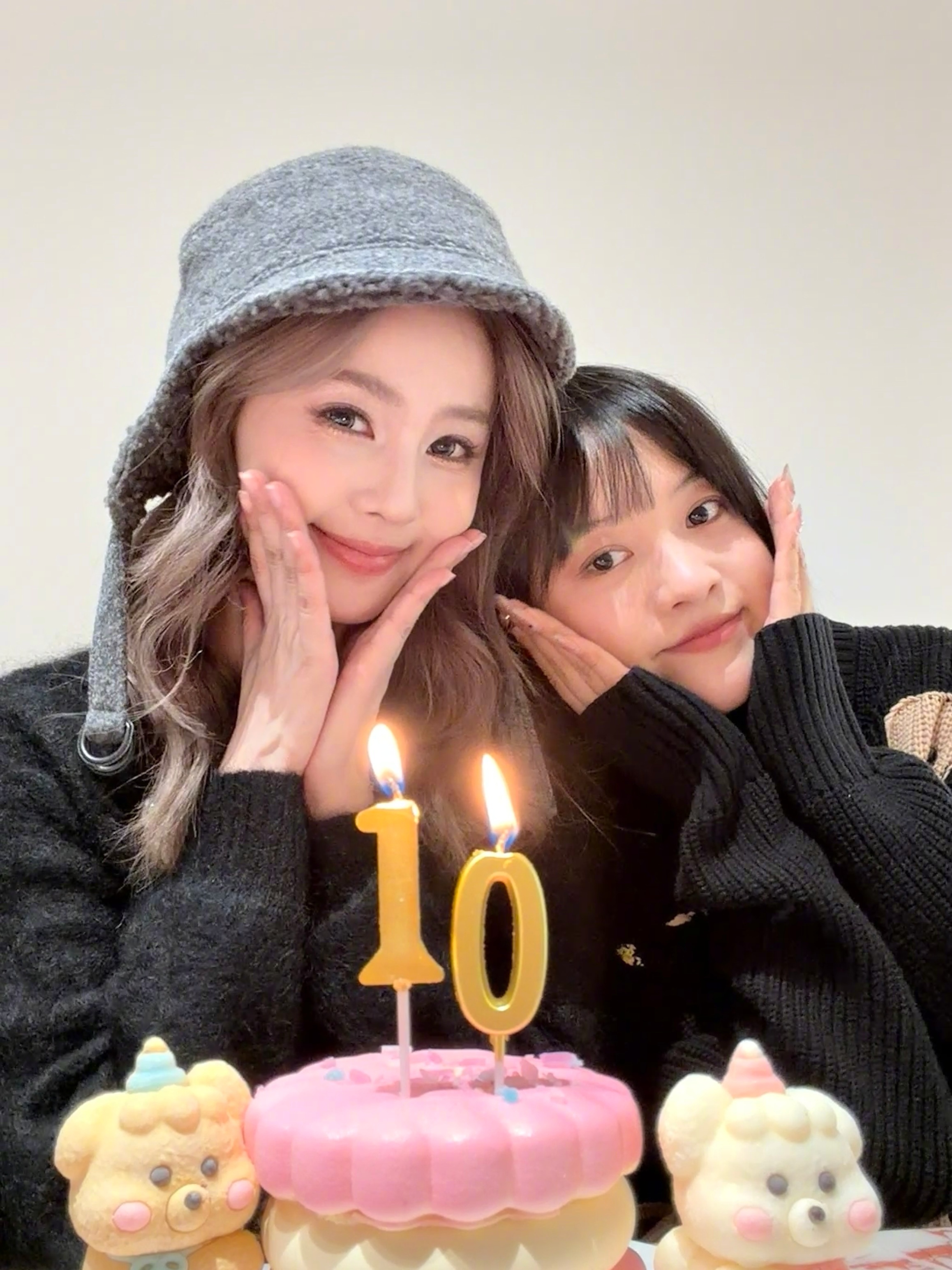 白鹿晒合照庆祝和闺蜜兼助理呵呵十周年的友谊，一鹿呵护友谊长存！！