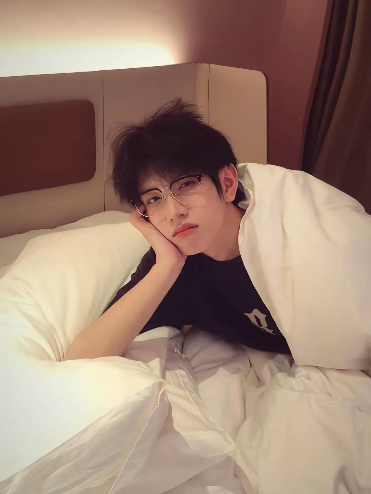 遇到难回答的问题又不说话了。少年感