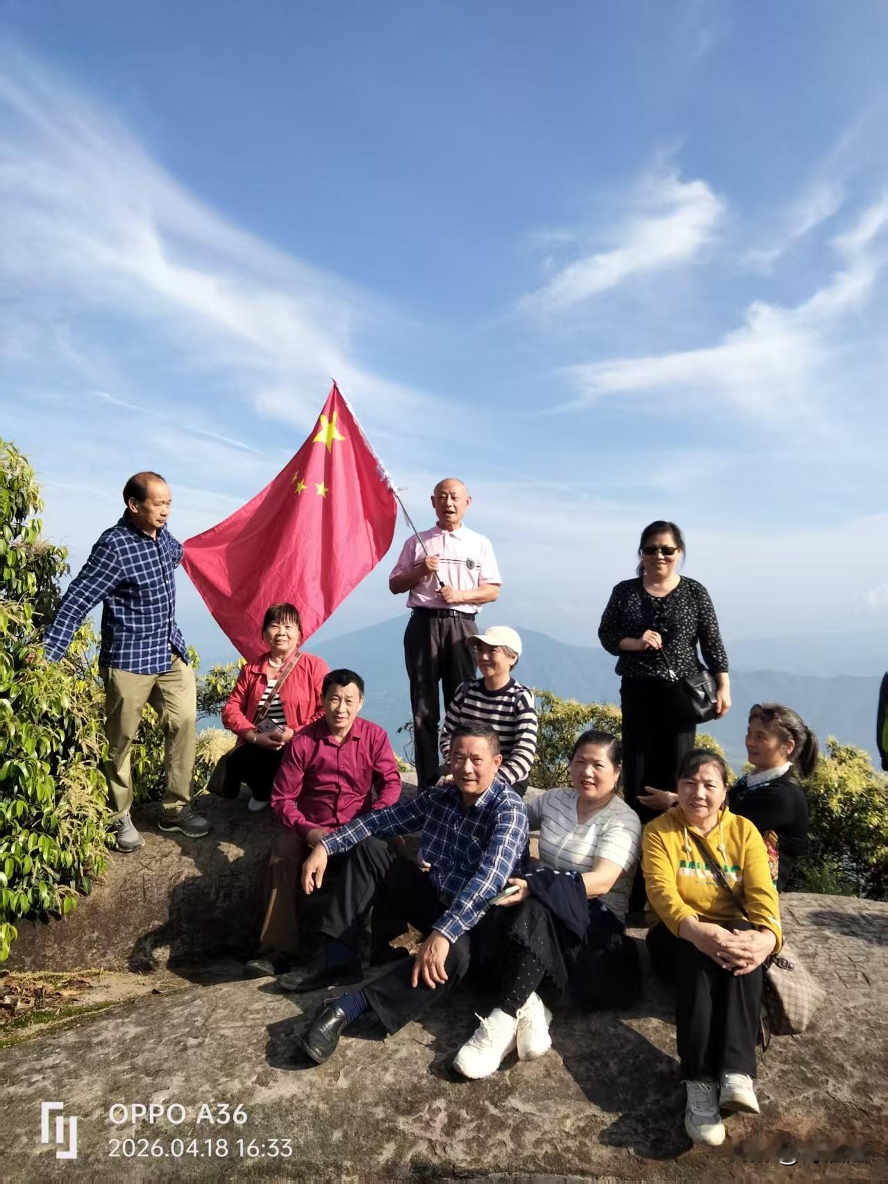 七绝 .  罗仙岭奇观
作者：黄爱国（诗酒涵）湖南

罗仙岭上耸奇峰，山脉蜿蜒如