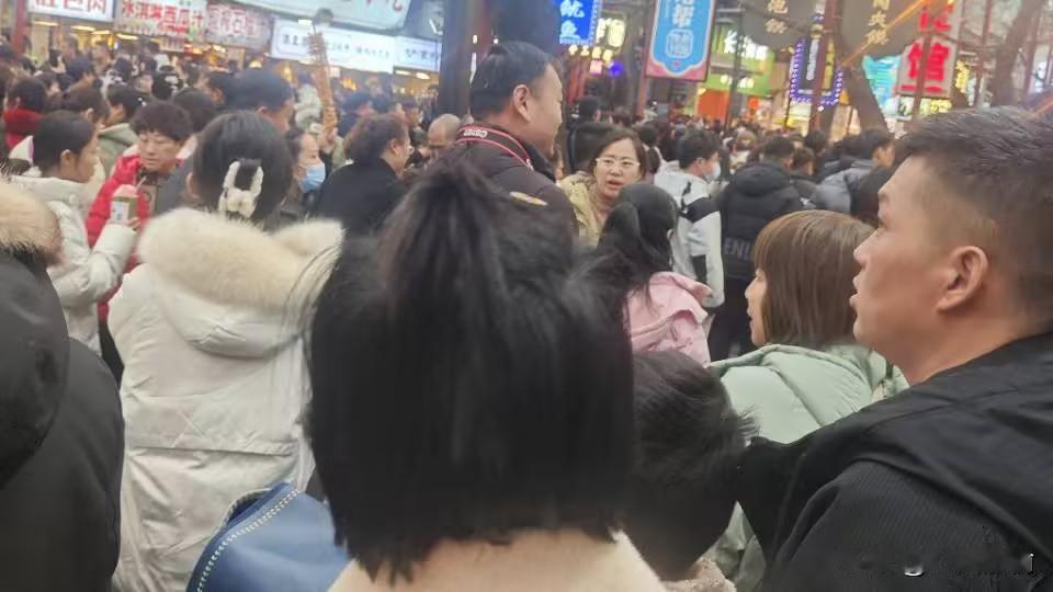 冬季旅行既能体验哈尔滨冰雪大世界的梦幻冰雕与雪地狂欢，又能享受三亚亚龙湾的温暖阳