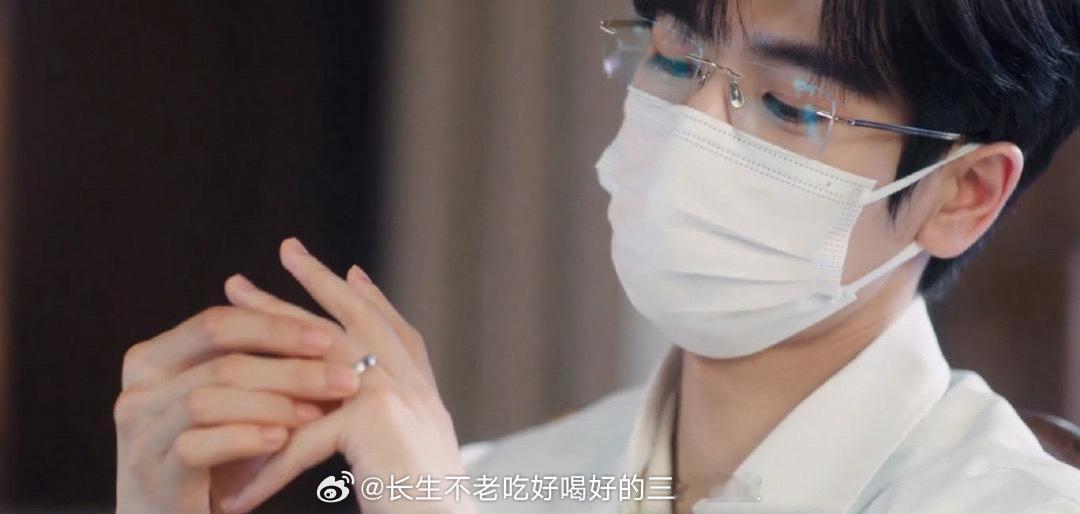 爱奇艺 吃相 天姥爷！张凌赫你连手也这么好看么！！何医生，我也睡不着！ 